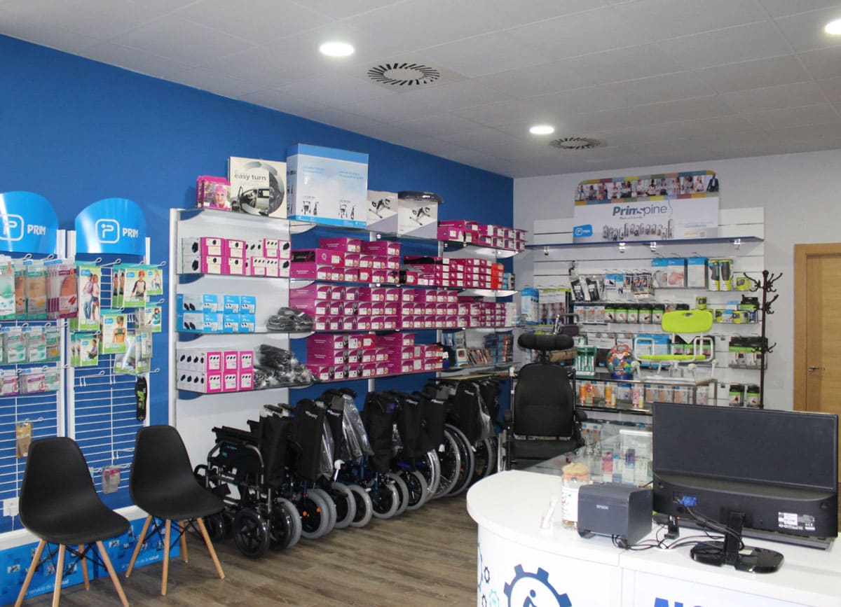 Interior de la tienda con muestrario de calzado, sillas de ruedas y otros productos para la ayuda a la movilidad