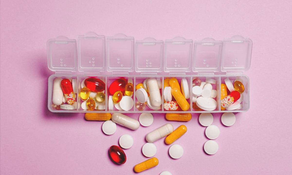 La importancia de la medicación. Un pastillero con la medicación organizada por días